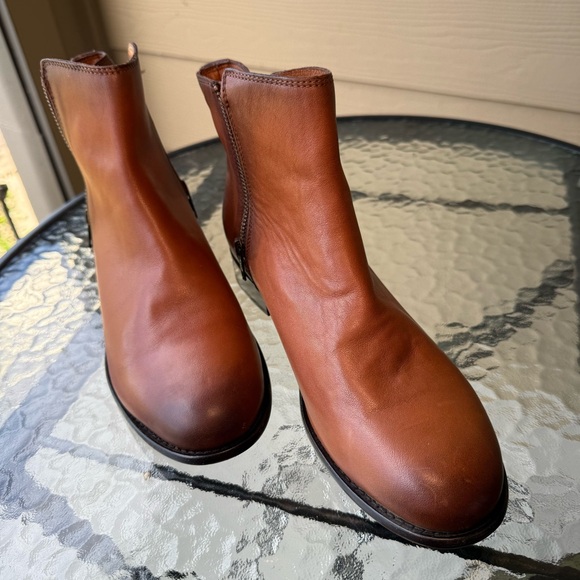 Frye Carly Double Zip Leather Ankle Boot- 9.5 - Picture 3 of 9